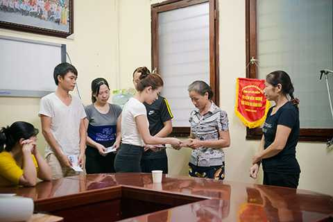 Đến với Bệnh viện Nhi Trung ương, ca sĩ Hoàng Thùy Linh đã được đại diện phòng Công tác Xã hội chia sẻ về tình trạng điều trị tại các khoa, những khó khăn trong công tác điều trị và chăm sóc, những trường hợp bệnh nhi đặc biệt. Cô đã trao tặng món quà nhỏ của mình đến các gia đình có hoàn cảnh khó khăn. 