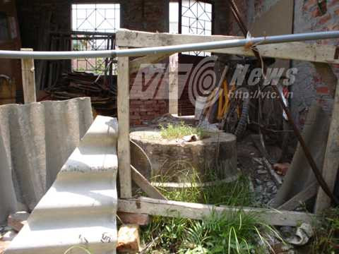 Mộ chui vào trong nhà