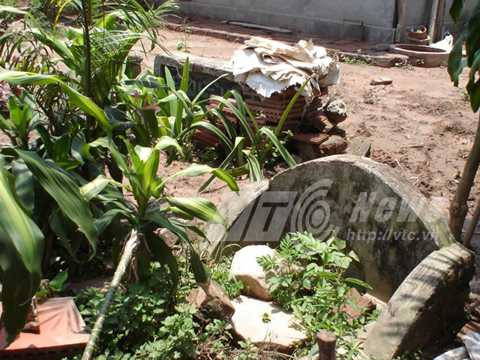 Một ngôi mộ hiếm hoi còn trồi lên khỏi mặt đất