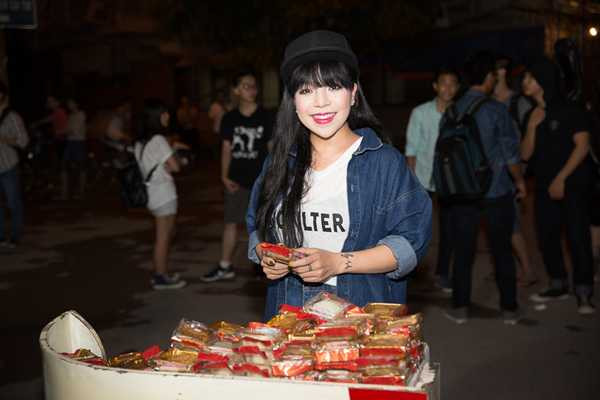 Minh Chuyên cùng dàn hot girl mang Trung thu đến với trẻ em mồ côi