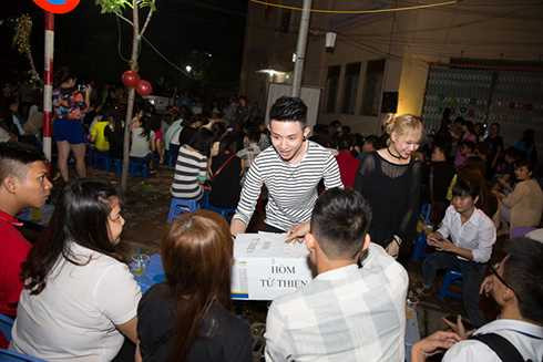 Nhiệt tình đi bán bánh giúp các em nhỏ