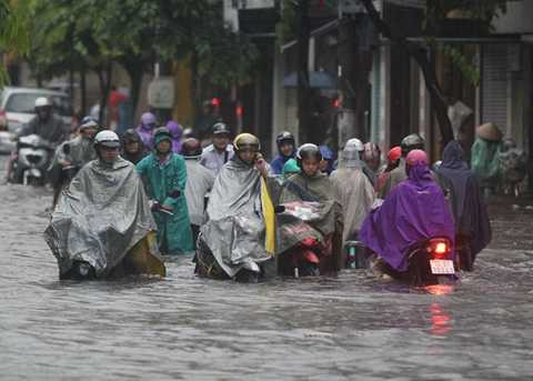 Nước ngập sâu 30-50 cm ở nhiều tuyến đường Nước ngập sâu 30-50 cm ở nhiều tuyến đường