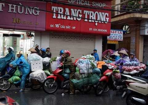 Người dân đợi nước cạn trên phố Cầu Đất Người dân đợi nước cạn trên phố Cầu Đất