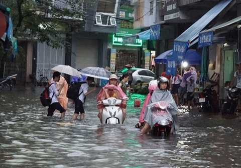 Phố Lê Chân ngập cả bánh xe Phố Lê Chân ngập cả bánh xe