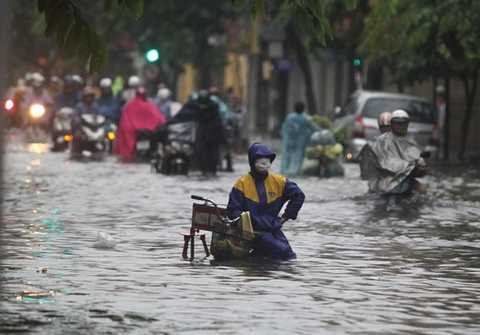 Công nhân thoát nước mở cống và đứng canh bên miệng cống Công nhân thoát nước mở cống và đứng canh bên miệng cống
