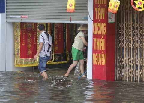 Nước tràn vào nhiều nhà dân trên các phố Tô Hiệu, Lê Lợi, Cầu Đất Nước tràn vào nhiều nhà dân trên các phố Tô Hiệu, Lê Lợi, Cầu Đất
