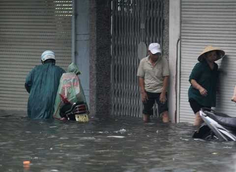 Vỉa hè cũng ngập sâu Vỉa hè cũng ngập sâu