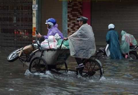 Xe điện chết máy được đưa lên xích lô Xe điện chết máy được đưa lên xích lô