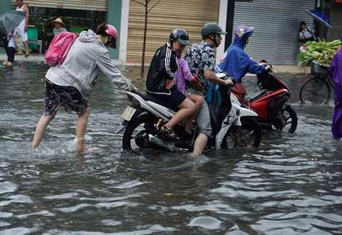 Xe máy phải đẩy qua nước Xe máy phải đẩy qua nước