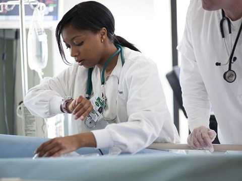 Y tá gây mê có mức thu nhập gấp đôi y tá thường