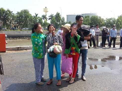 Ngóng chờ tàu đưa thi thể người thân vào bờ