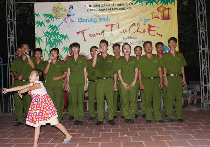 Sinh viên Cảnh sát mang Trung thu đến với trẻ em thiệt thòi