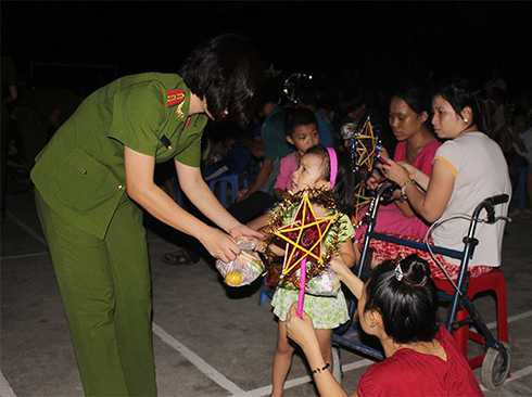 Từng món quà được trao đến tận tay các em nhỏ