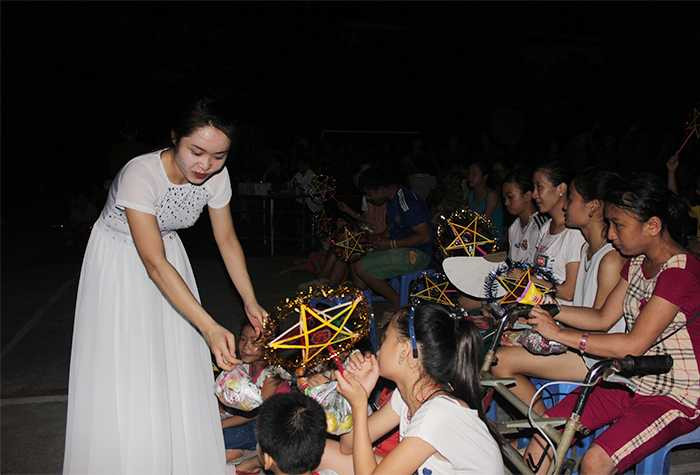 Sinh viên Cảnh sát mang Trung thu đến với trẻ em thiệt thòi