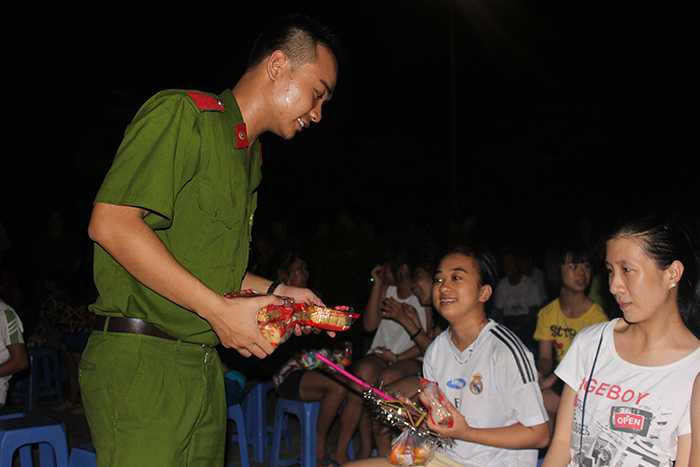 Sinh viên Cảnh sát mang Trung thu đến với trẻ em thiệt thòi