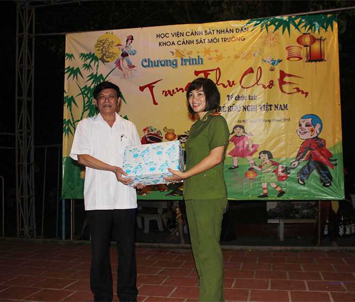 Sinh viên Cảnh sát mang Trung thu đến với trẻ em thiệt thòi