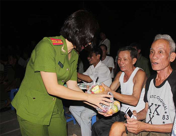 Sinh viên Cảnh sát mang Trung thu đến với trẻ em thiệt thòi