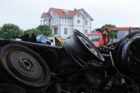 Quá nửa số hộ dân trong làng giờ đã xây nhà cao tầng, biệt thự khang trang. Tuy nhiên hiện nay thôn Thuyền vẫn đang bộc lộ những mặt trái ảnh hưởng đến tương lai làng nghề khi môi trường ngày càng nhiều khói bụi, độc hại và tiếng ồn.