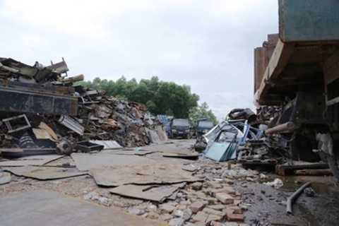 Diện tích kho bãi lên vài nghìn mét vuông, những đống sắt vụn chất cao như núi, khắp nơi một màu nâu xỉn.