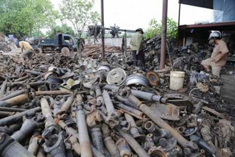 Các thương lái, chủ cửa hàng sửa chữa ô tô từ khắp nơi trên cả nước đổ về thôn chọn mua phụ tùng. Cái nào còn dùng được thì để bán riêng còn lại những đồ hỏng hóc đem bán đồng nát được khoảng 9 nghìn - 15 nghìn/kg.