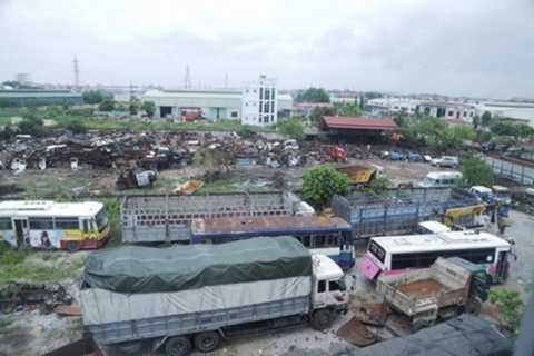 Thôn Thuyền có hơn 300 hộ dân, trong số đó gần 100 hộ làm nghề mổ ô tô. Thôn có tới 15 công ty tư nhân chuyên làm nghề này, giải quyết việc làm cho gần 400 công nhân.