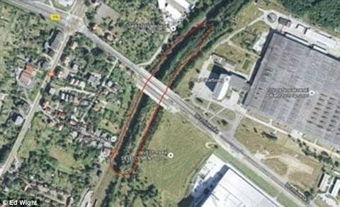 Vạch đỏ trên bản đồ được cho là vị trí đoàn tàu nằm dưới lòng đất 