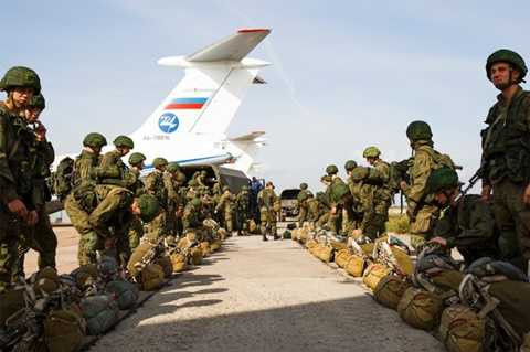 Binh sỹ dù Nga chuẩn bị lên máy bay