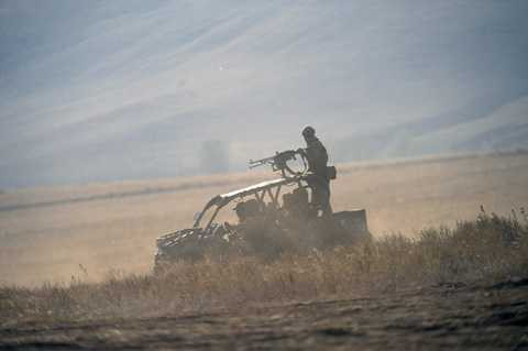 Các binh sỹ trên xe quân sự