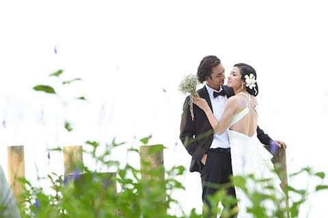 Hiện tại, người đẹp của phim “Trót yêu” đã hết lo lắng chuyện này. Việt Trinh chia sẻ: “Ở độ tuổi này và cũng đã làm mẹ nên cũng chẳng kiêng kị. Tuy nhiên, tôi vẫn không tránh được cảm giác lúng túng. Nói thật, khóc còn dễ chịu hơn là chụp ảnh cưới”.