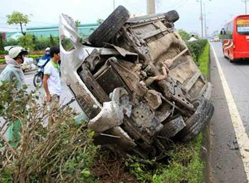 Xe taxi 'cày nát' dải phân cách, 3 người nhập viện