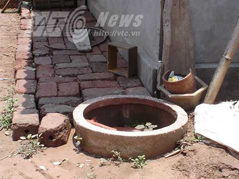 Ngôi mộ nằm ngay sát hiên nhà Ngôi mộ nằm ngay sát hiên nhà