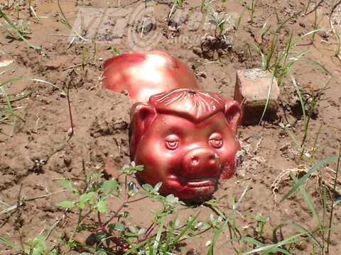 Con cháu phải dùng con lợn đất để đánh dấu vị trí mộ tổ tiên Con cháu phải dùng con lợn đất để đánh dấu vị trí mộ tổ tiên