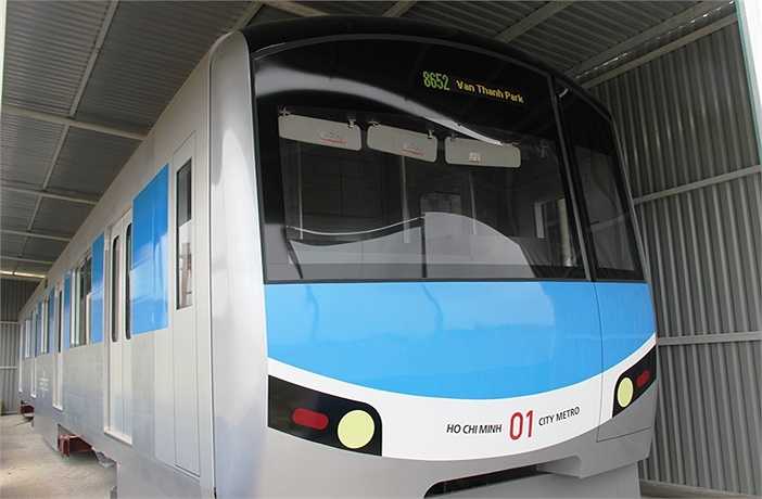 Mô hình tàu điện ngầm tuyến metro số 1 TP.HCM có thiết kế đầu tàu bo tròn về phía dưới làm nổi bật hình dáng khí động học khỏe khoắn, vỏ tàu được làm bằng nhôm và thép không gỉ. Mô hình tàu có màu xanh da trời để thể hiện vẻ tươi trẻ, mạnh mẽ và dễ chịu trong điều kiện môi trường của Việt Nam.