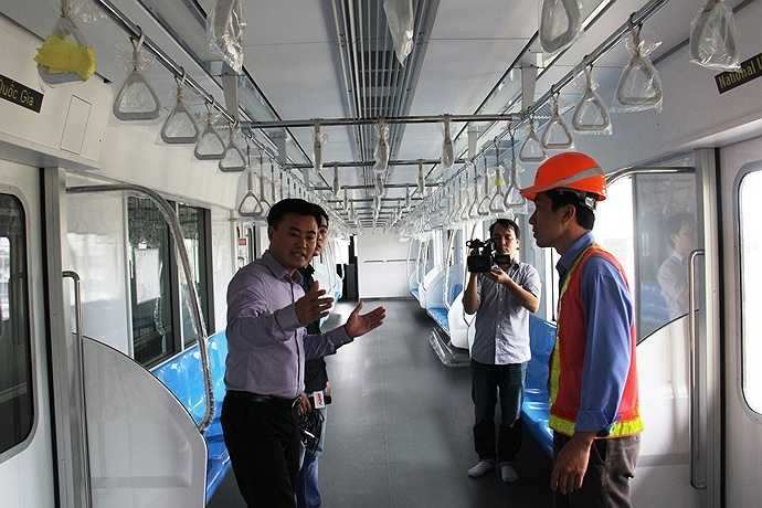 Toa tàu có 127 móc nắm cùng tay vịn với hai mức cao thấp khác nhau cho khách đứng. Tàu còn có vị trí và thiết bị hỗ trợ cho người khuyết tật.