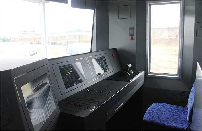 Hệ thống điều khiển của tuyến Metro số 1 TP.HCM. Buồng lái được bố trí ở hai đầu đoàn tàu, rộng bằng chiều rộng toa xe và kín hoàn toàn, có cửa ngăn cách với khu vực của hành khách. Tài xế trên tàu có thể quan sát hành khách và các hoạt động khác bằng hệ thống camera.