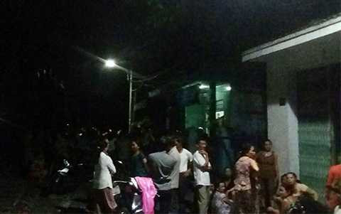 Rất đông người địa phương theo dõi vụ việc Rất đông người địa phương theo dõi vụ việc