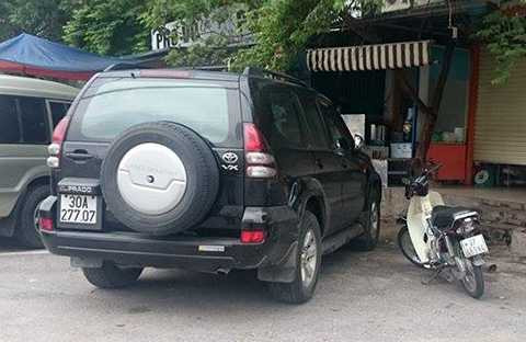 Hai chiếc xe trong vụ tai nạn tại hiện trường Hai chiếc xe trong vụ tai nạn tại hiện trường