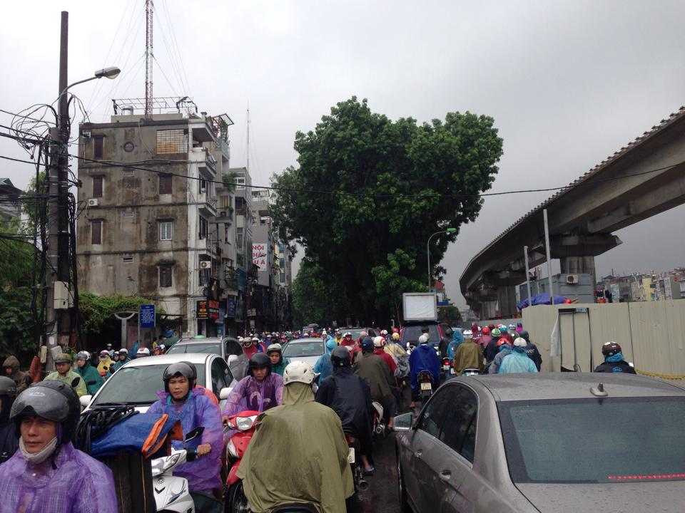 Hàng ngàn phương tiện 'chôn chân' dưới mưa lớn ở Hà Nội