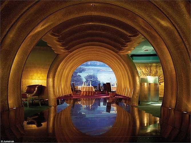 Và đây là con đường độc đáo dẫn vào nhà hàng ăn sang trọng trong khuôn viên khách sạn. Ở đây phục vụ chủ yếu là đồ hải sản