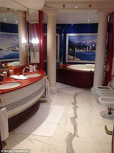 Phòng tắm sang trọng và long lanh không kém