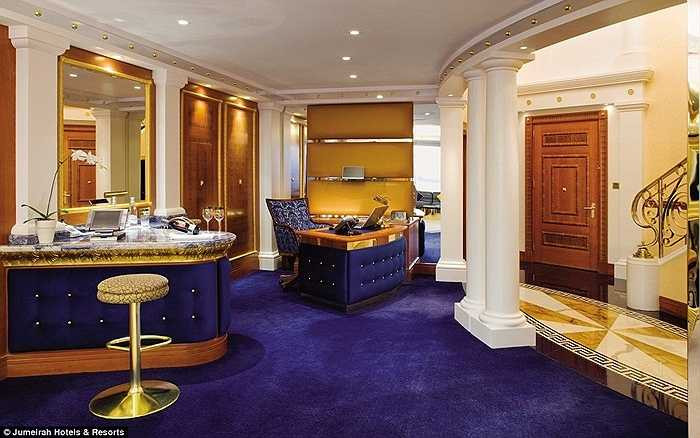 Mỗi phòng đều được trang bị một chiếc Laptop loại 'xịn'. Trong căn phòng này là chiếc MacBook đời mới và một chiếc iPad nạm vàng