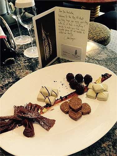 Và tất nhiên, không thể không thiếu các món ăn đặc sản có dát vàng