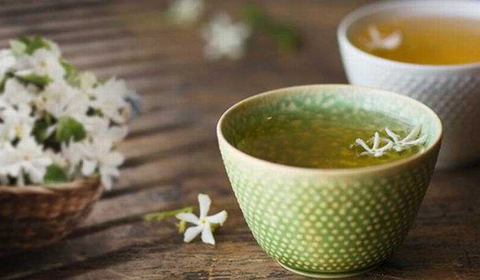 Trà lài được sử dụng ở Trung Quốc trong nhiều thế kỷ và được ghi lại trong một số bản thảo của Trung Quốc cổ đại có tác dụng kích thích ham muốn và tăng khả năng sinh sản. Trà hoa lài giúp tăng cường hệ miễn dịch, chống ung thư, rối loạn tiêu hóa, giảm cholesterol và giảm huyết áp cao.