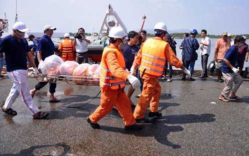 Thi thể thuyền viên được đưa từ tàu SAR 413 lên bờ làm thủ tục trước khi giao cho gia đình đưa về quê lo hậu sự