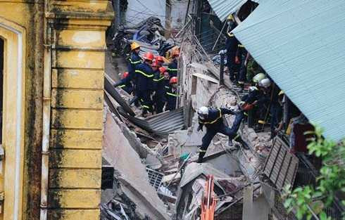 Lực lượng cứu hộ đang tích cực tìm kiếm Lực lượng cứu hộ đang tích cực tìm kiếm