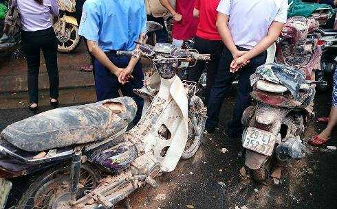 Trực tiếp: Cứu hộ nhiều người mắc kẹt trong nhà cổ đổ sập giữa Hà Nội