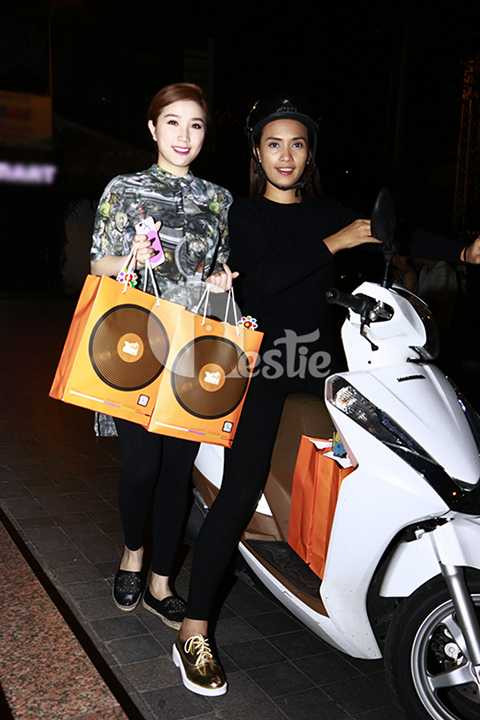 Hai nghệ sĩ đã hăng hái xuống đường mang Tết trung thu đến cho người nghèo. Đây là một hoạt động vô cùng ý nghĩa nằm trong chương trình Trung Thu Ấm do YAN khởi xướng, đã nhận được rất nhiều sự ủng hộ từ các cá nhân, doanh nghiệp đến các nghệ sĩ để cùng chung tay thực hiện. 