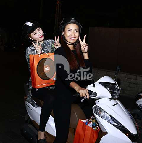 Dù buổi phát quà diễn ra vào lúc đêm khuya nhưng hai nữ ca sĩ vẫn rất vui vẻ và háo hức. Họ cùng nhau tạo dáng xì tin trước giờ xuất phát.