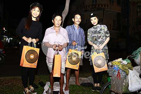 Hai nữ ca sĩ đã trao tận tay 200 phần quà cho các anh chị công nhân vệ sinh, người dân lao động vất vả và người nghèo cơ nhỡ giữa đêm khuya. 