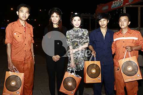 Họ là những công nhân vệ sinh âm thầm làm việc trong đêm khuya để gìn giữ cho Sài Gòn luôn sạch đẹp. 